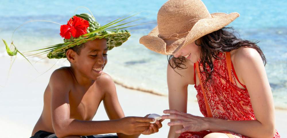 MY-HOLIDAY-YASAWA-ISLAND-RESORT-boy-and-woman-talking-on-beach