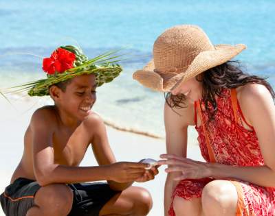 MY-HOLIDAY-YASAWA-ISLAND-RESORT-boy-and-woman-talking-on-beach