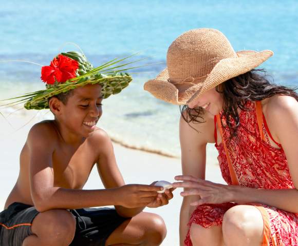 MY-HOLIDAY-YASAWA-ISLAND-RESORT-boy-and-woman-talking-on-beach