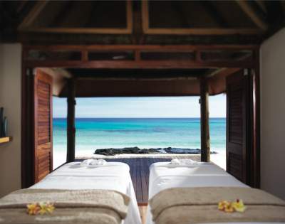 MY-HOLIDAY-YASAWA-ISLAND-RESORT-spa-beds-with-ocean-view