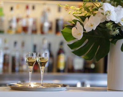 AIRPORT-View-of-two-glasses-of-champagne-the-Aspire-Lounge-in-Sydney