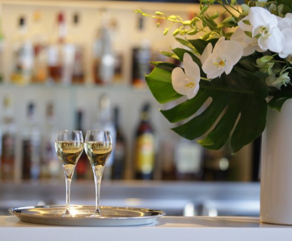 AIRPORT-View-of-two-glasses-of-champagne-the-Aspire-Lounge-in-Sydney